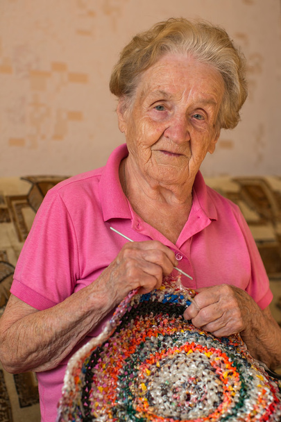 高齢者女性のかぎ針編み. - 写真・画像