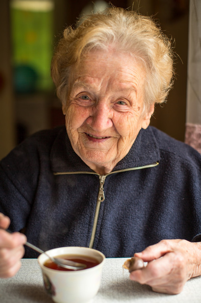 Starší žena pije čaj - Fotografie, Obrázek