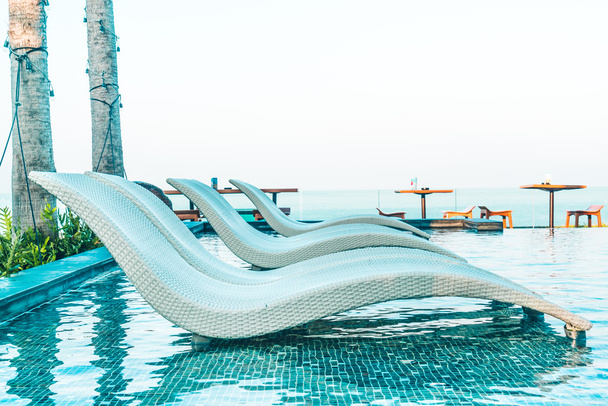 Mooi luxe hotelzwembad - Foto, afbeelding