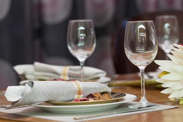 elegante glazen en nette servet op tafel - Foto, afbeelding