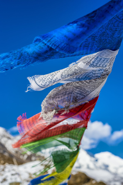 Banderas de oración en el Himalaya con el pico de Ama Dablam en el backgr
 - Foto, imagen