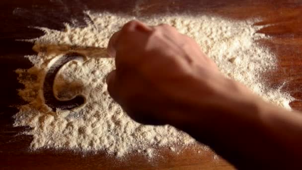 write word on flour - Кадры, видео