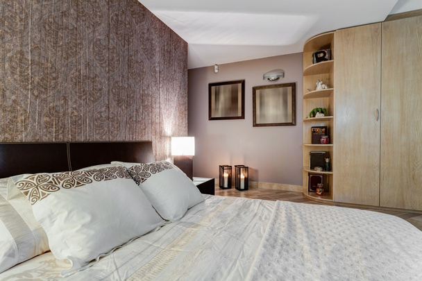 Gezellige slaapkamer met Oosterse accenten - Foto, afbeelding