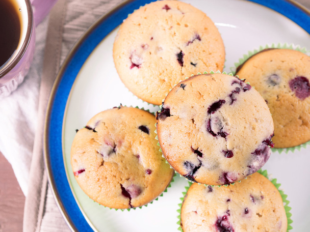 Yogurt muffins with berries - Foto, immagini