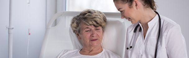 Verpleegkundige met oudere hospice patiënt - Foto, afbeelding