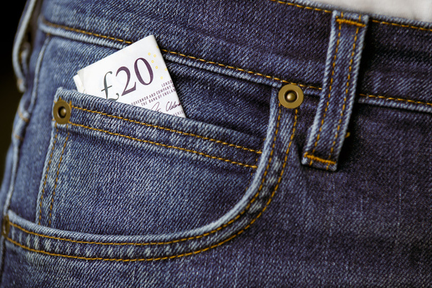 Банкнота в 20 фунтов в кармане джинсов. Великобритания. Фон
. - Фото, изображение