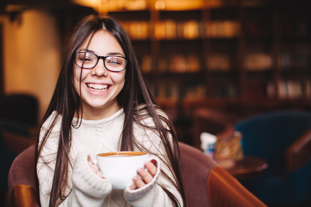 Pretty smiling girl wearing eyeglasses - Valokuva, kuva