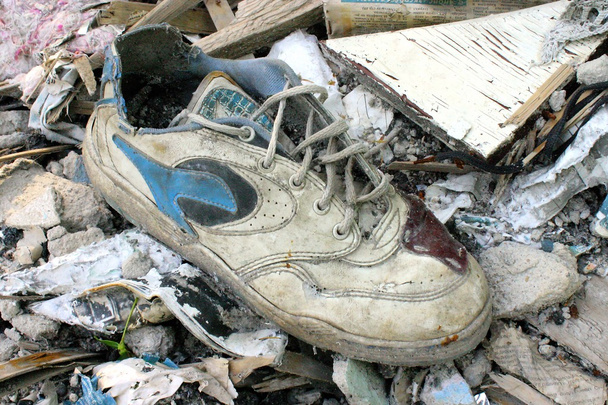 zapatos viejos en el vertedero
 - Foto, Imagen