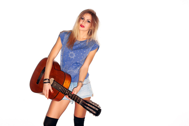 bailando feliz músico mujer con guitarra
 - Foto, Imagen