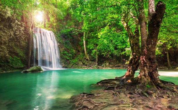 Belle cascade dans le parc national de Thaïlande
 - Photo, image