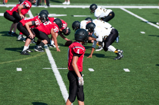 amerikanischer High-School-Football-Spieler macht sich bereit für - Foto, Bild