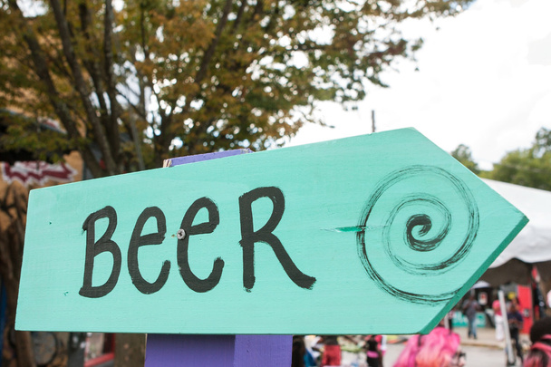 手作りの看板が祭では「ビール」 - 写真・画像