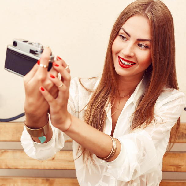 woman taking selfie with film camera - Foto, Imagem