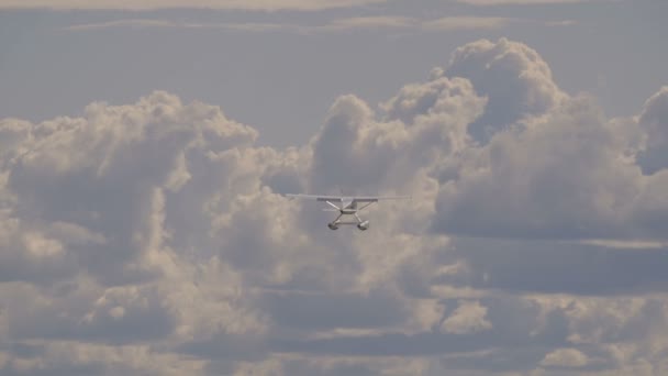 Het Float-vliegtuig opstijgt In de luchthaven. Alaska. - Video