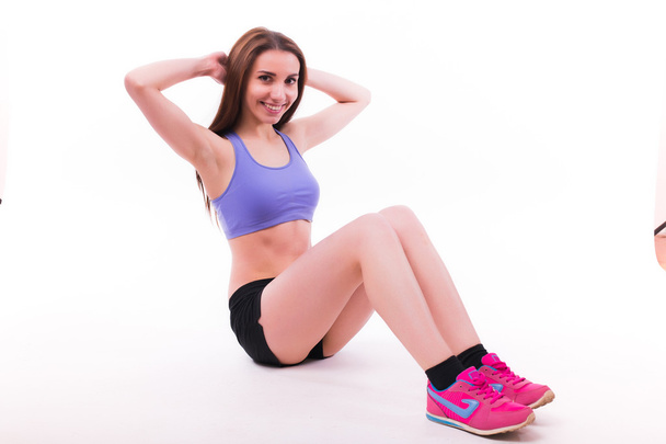 jonge vrouw doet fitness oefening - Foto, afbeelding
