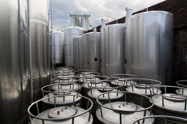 Cervecería de tanques de acero
 - Foto, imagen