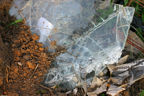 vidrios rotos en el vertedero
 - Foto, Imagen