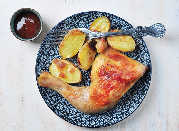 Roast chicken leg with baked potatoes - Photo, Image