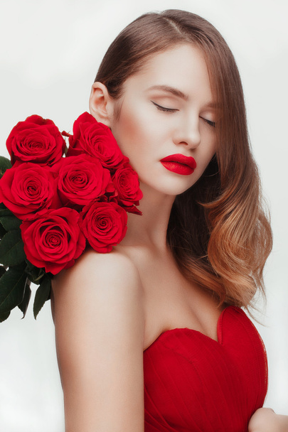 mujer posando con rosas
 - Foto, imagen