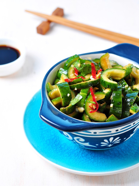 Chinese cucumber salad with chilli pepper, garlic, soy sauce and sesame oil. - Foto, immagini