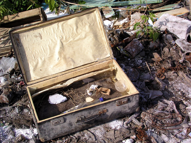 starý kufr na skládce - Fotografie, Obrázek
