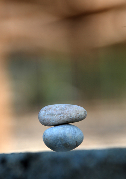 Два сбалансированных камня, концепция дзен
 - Фото, изображение