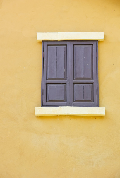 Закрити колір тла вікна до жовтої стіни
 - Фото, зображення