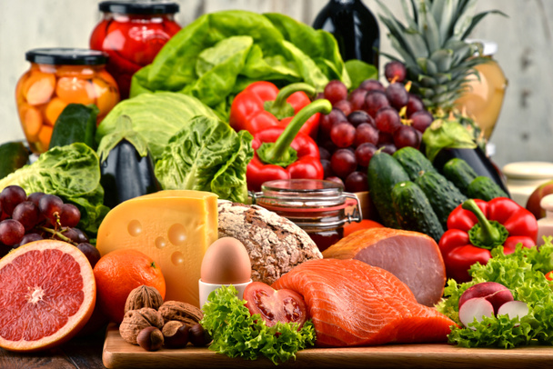 Alimento ecológico incluyendo verduras fruta pan lácteos y carne
 - Foto, imagen