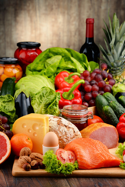 Alimenti biologici, tra cui frutta, pane, latticini e carne
 - Foto, immagini