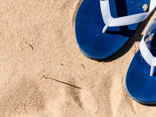 Flip-Flops über den Sand - Foto, Bild