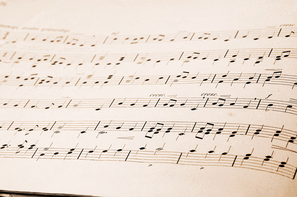 Notas musicales en libro de música antigua
 - Foto, Imagen