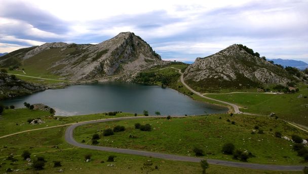 Enol-järven maisema Covadongan järvet Asturiasissa, Espanjassa
 - Valokuva, kuva