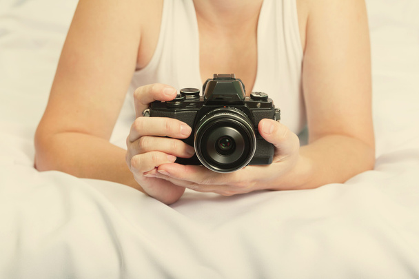 Jovem caucasiana mulher na cama com a câmera
  - Foto, Imagem