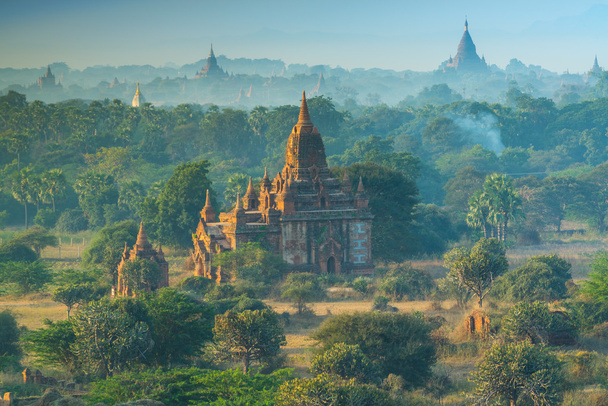 Αρχαίου ναού στα Bagan κατά την Ανατολή του ηλίου. - Φωτογραφία, εικόνα