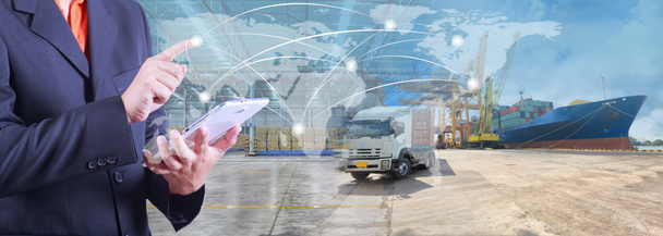 hand digitale tablet calculat waarde industriële Container auto bevatten - Foto, afbeelding