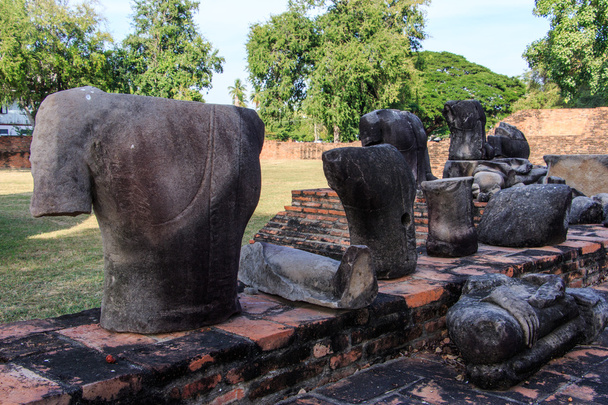 Szobor Buddha-feje marad és a Pagoda a király Borommarachathirat Ii Királyság Ayutthaya nevű Ratburana templom (helyben ismert Wat Ratburana) - Fotó, kép