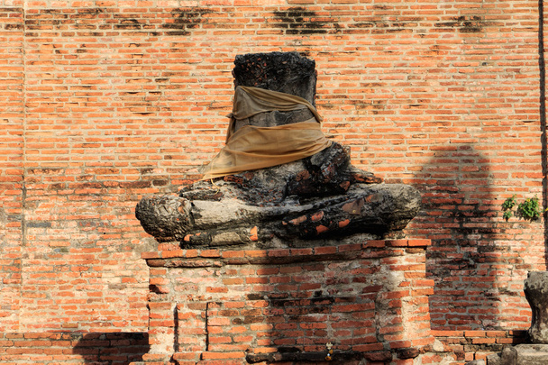 Estatua Buddha Head Remain y Pagoda del rey Borommarachathirat II del reino de Ayutthaya llamado templo de Ratburana (conocido localmente como Wat Ratburana
) - Foto, Imagen