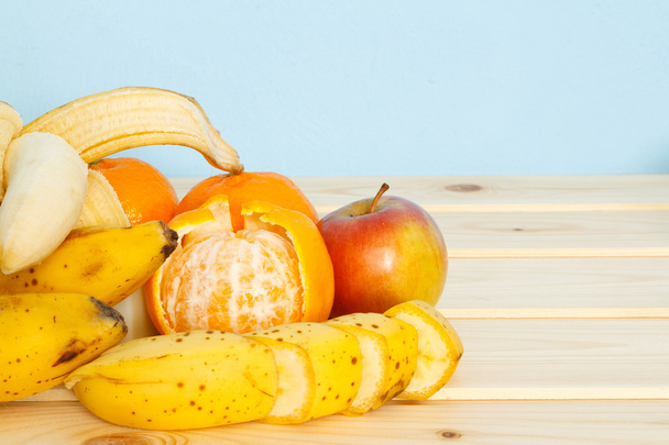 Apple, банани, mandarines на стіл - Фото, зображення