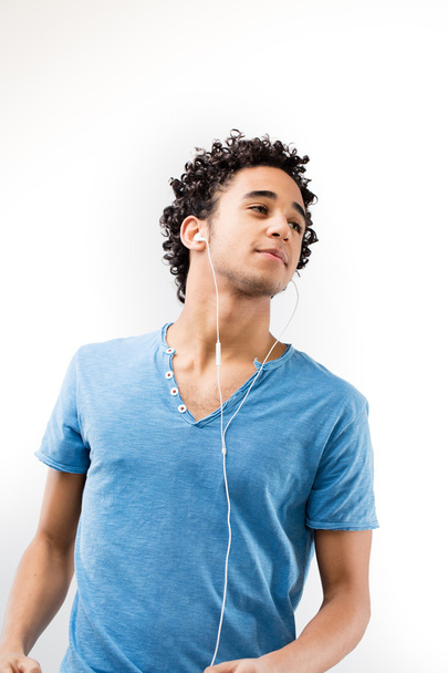 knappe jongeman luistert naar muziek en Dancing - Foto, afbeelding