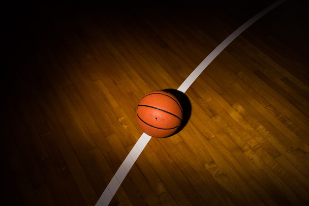 Μπάλα μπάσκετ, πέρα από το πάτωμα - Φωτογραφία, εικόνα