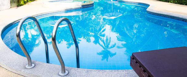 ein Blick klares blaues Schwimmbad - Foto, Bild