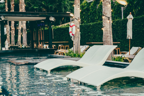 розкішний басейн Стільці в готелі басейн
 - Фото, зображення