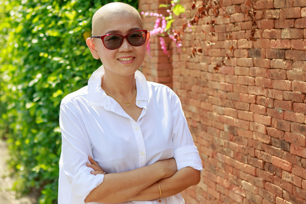 retrato confianza en sí mismo asiático mujer con calva cabeza después de cáncer
 - Foto, Imagen