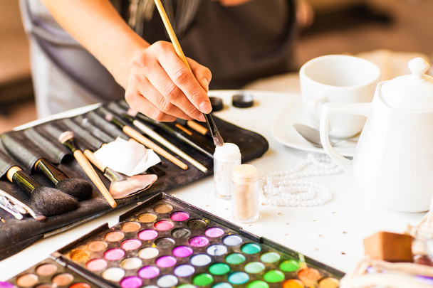 Make-up Kosmetik. Kompaktpuder, Mineralfundament und Bürsten - Foto, Bild