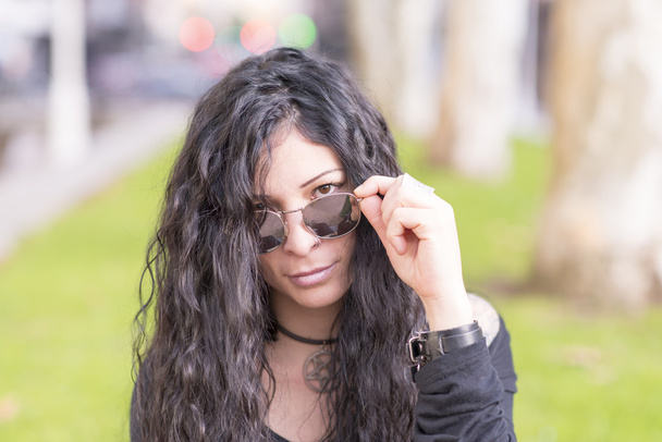 Urban portrait of beautiful woman with sunglasses heavy metal style. - Zdjęcie, obraz