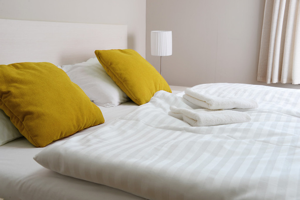 Kétágyas ágy a hotelszobában. Szállás - Fotó, kép