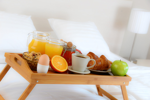 Pequeno-almoço na cama no quarto de hotel
. - Foto, Imagem