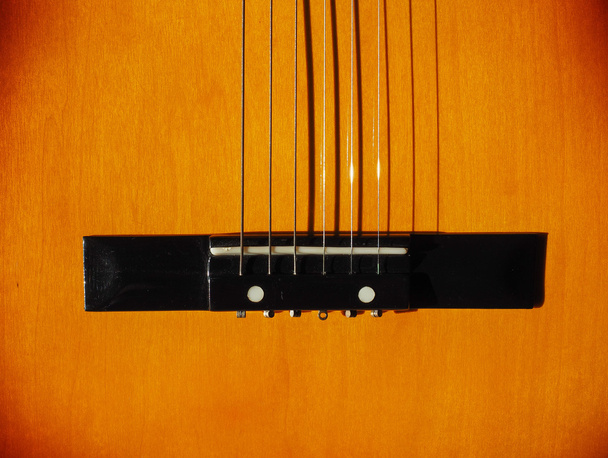 Деталь акустичного гітарного струнного музичного інструменту
 - Фото, зображення