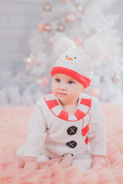  baby met kostuum sneeuwpop met kerstboom - Foto, afbeelding