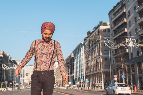 Indian handsome man posing in an urban context - Фото, зображення